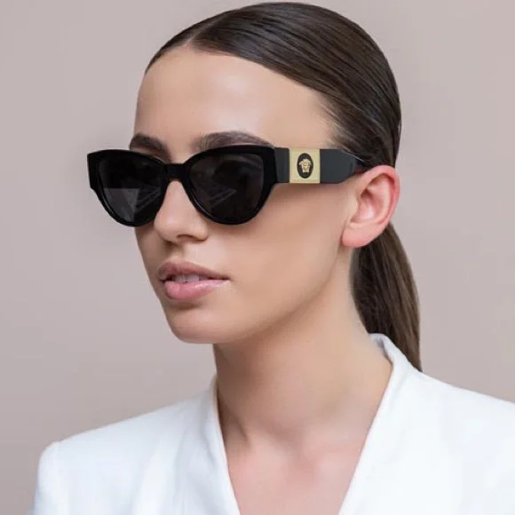 Versace ブラック キャットアイ サングラス Medusa Legend Cat-Eye Sunglasses Black | VERSACE US